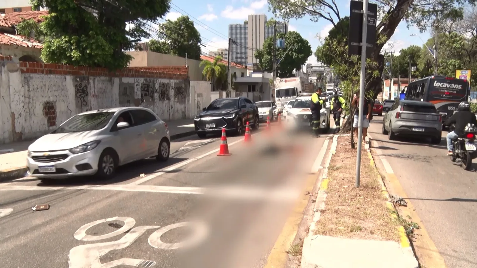 Homem tropeça na rua e morre atropelado por caminhão no Centro de Fortaleza