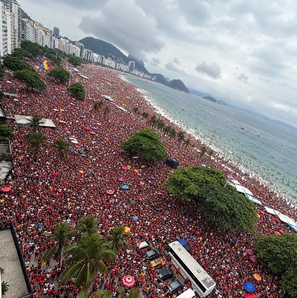 Lula participa de caminhada em Copacabana na véspera do segundo turno