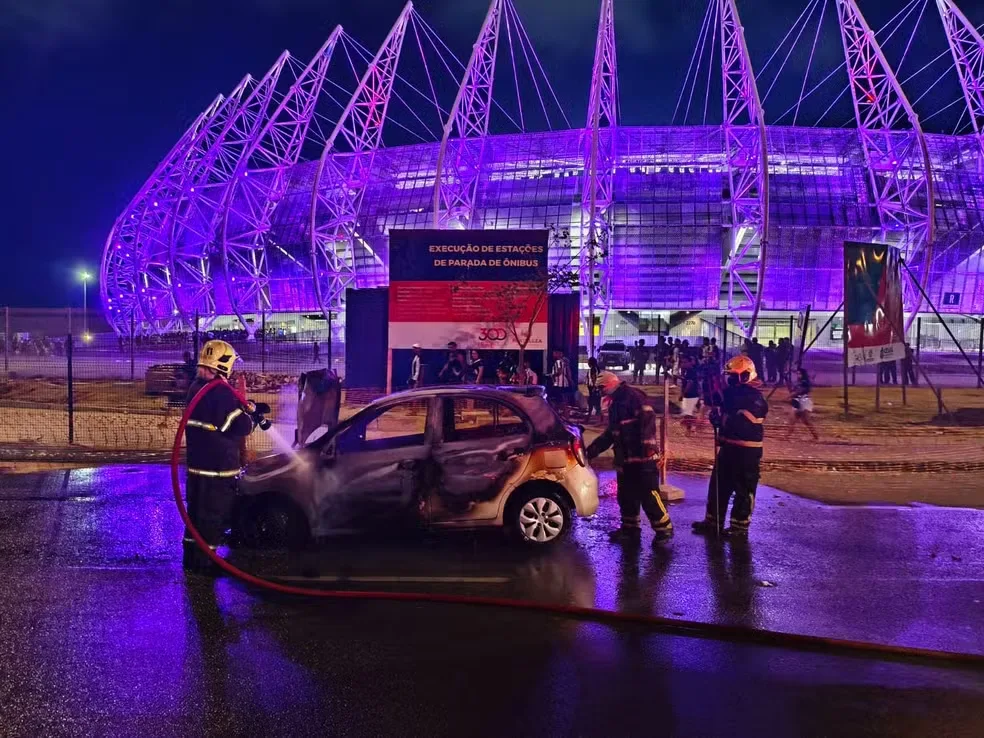 Carro pega fogo em frente à Arena Castelão, em Fortaleza; ninguém fica ferido