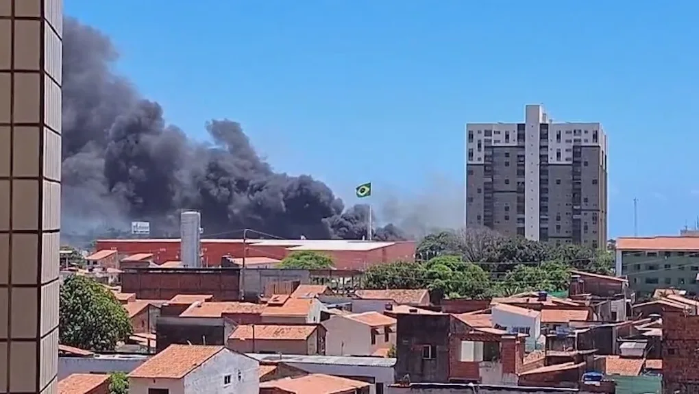 Incêndio destrói terreno de antiga fábrica de castanha na Avenida Francisco Sá, em Fortaleza