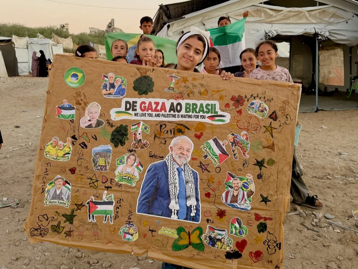 Crianças de Gaza fazem cartaz em homenagem a Lula e ao Brasil
