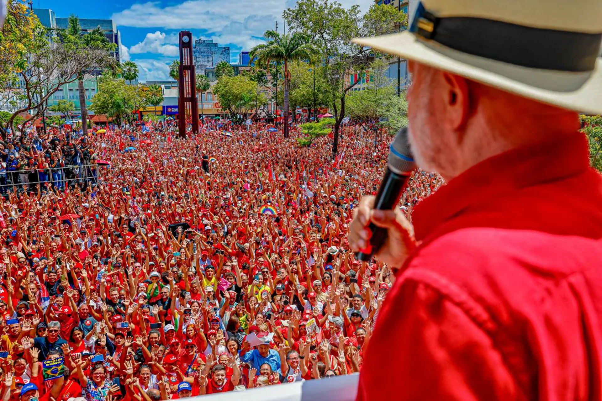 Lula critica aproximação de políticos com Trump durante ato em Fortaleza: “Vamos eleger vira-lata?”