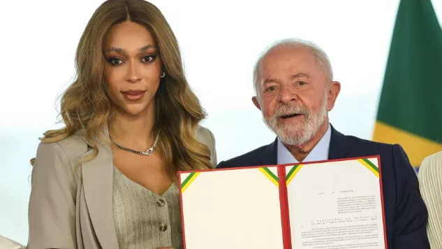 Erika Hilton participa de caminhada em apoio a Lula na Parangaba, em Fortaleza
