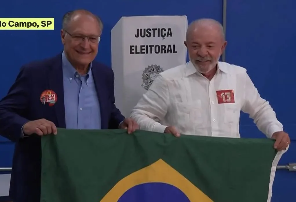 Lula vota em colégio eleitoral de São Bernardo do Campo (SP), na manhã deste domingo (25)