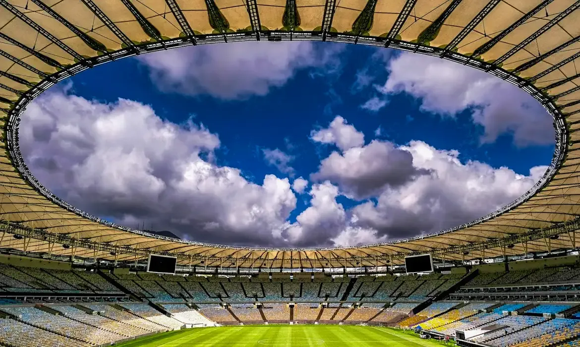 Maracanã inicia troca do gramado após críticas de jogadores do Flamengo
