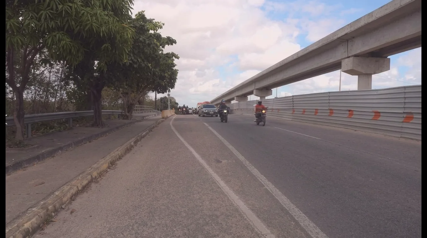 Motociclista é atingida por carro na Avenida do Aeroporto, em Fortaleza