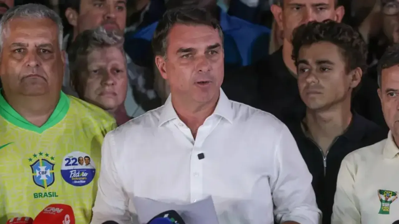 Investigações contra Flávio Bolsonaro seguem após saída do Brasil