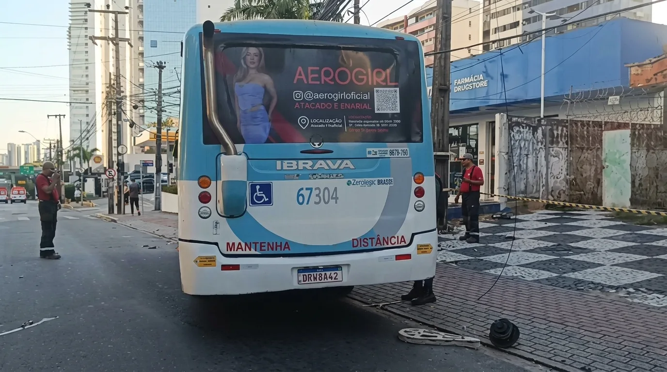 Ônibus colide contra poste em avenida de Fortaleza