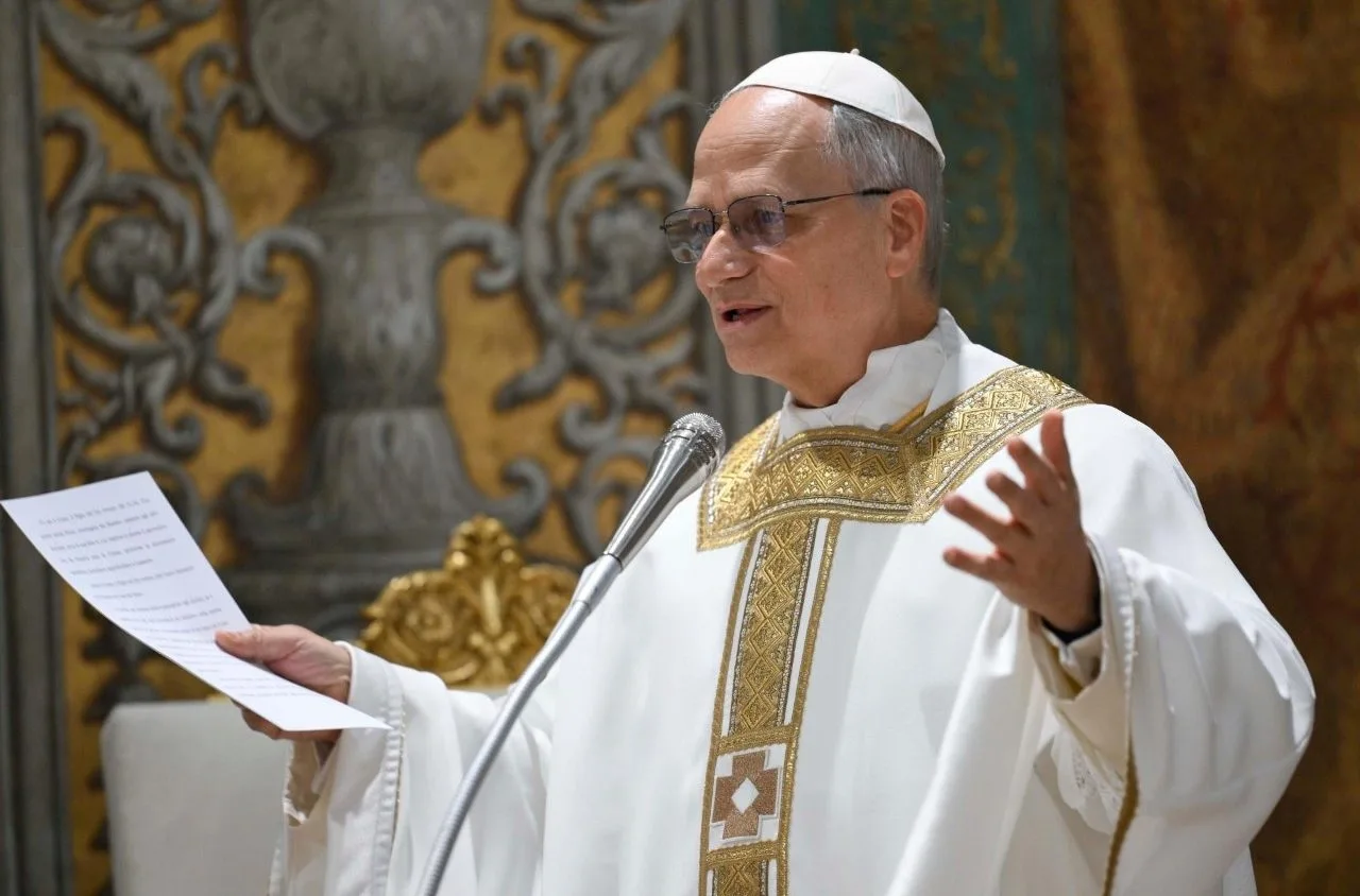 Papa Leão XIV falou sobre extrema direita, religião, guerra, imigração e política europeia durante viagem à França. Foto: Divulgação / Vatican News Papa Leão XIV diz que extrema direita não representa o cristianismo