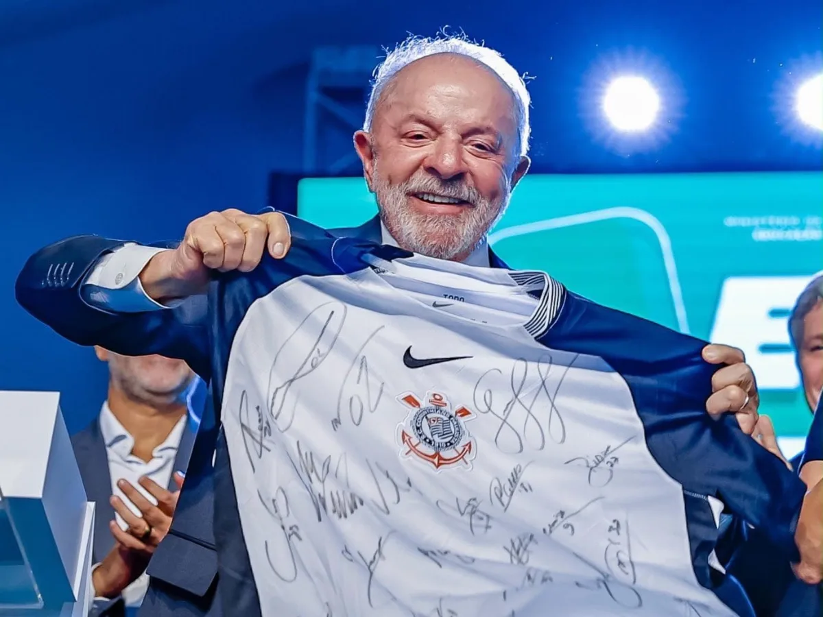 Corinthians parabeniza Lula pela reeleição: “Viva a democracia”