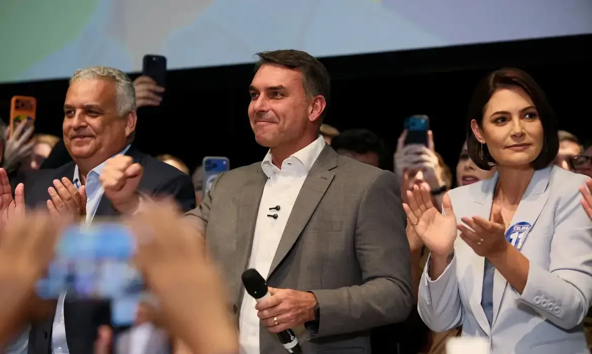 Flávio Bolsonaro volta atrás e confirma presença em debate com Lula na Band