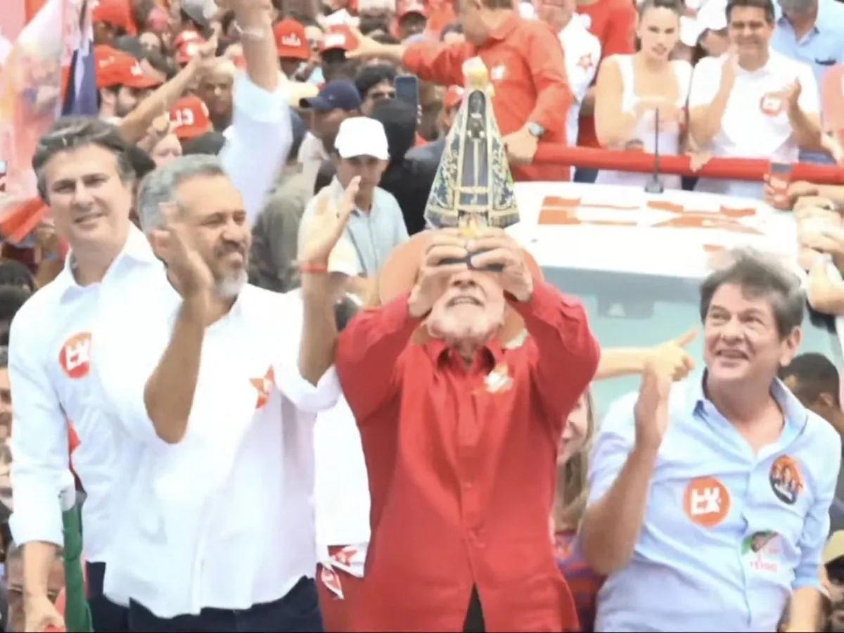 Lula ergue imagem de Nossa Senhora Aparecida durante ato de campanha em Fortaleza