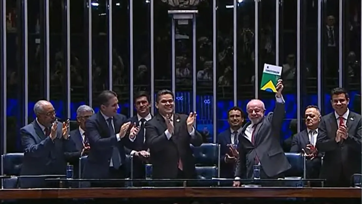 Lula levanta Constituição durante promulgação do fim da escala 6x1