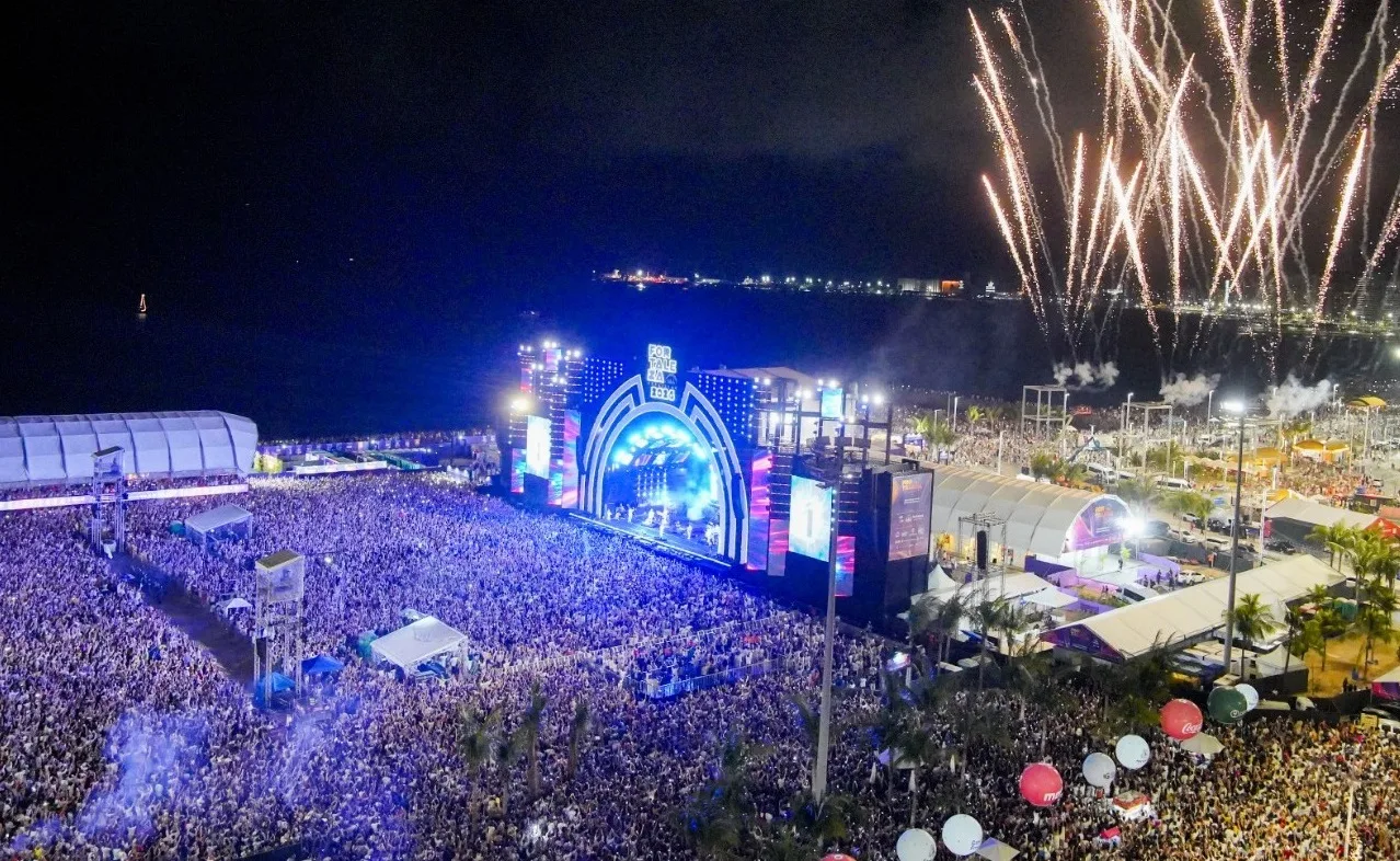 Na edição que marcou a passagem de 2025 para 2026, a Prefeitura contabilizou 1,5 milhão de pessoas na festa realizada na Praia de Iracema. Foto: Divulgação/Prefeitura de Fortaleza Prefeitura anuncia atrações do Réveillon de Fortaleza 2027 nesta quarta (28)