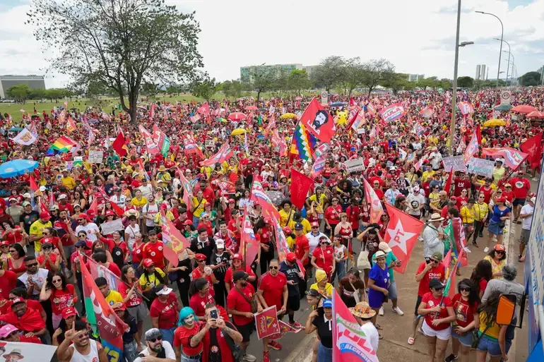 Ato pró-Lula reúne apoiadores em Brasília a uma semana do 2º turno