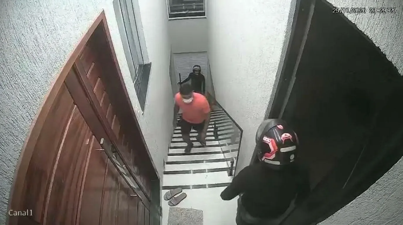 Quatro homens invadem casa de guarda municipal e furtam objetos de valor em Fortaleza