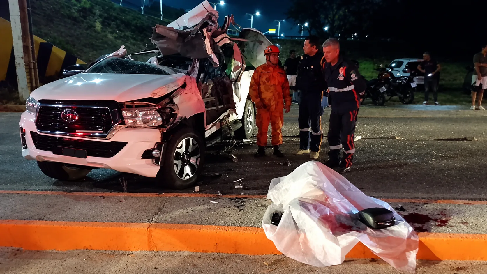 Bombeiros resgatam vítimas presas às ferragens após capotamento em Fortaleza