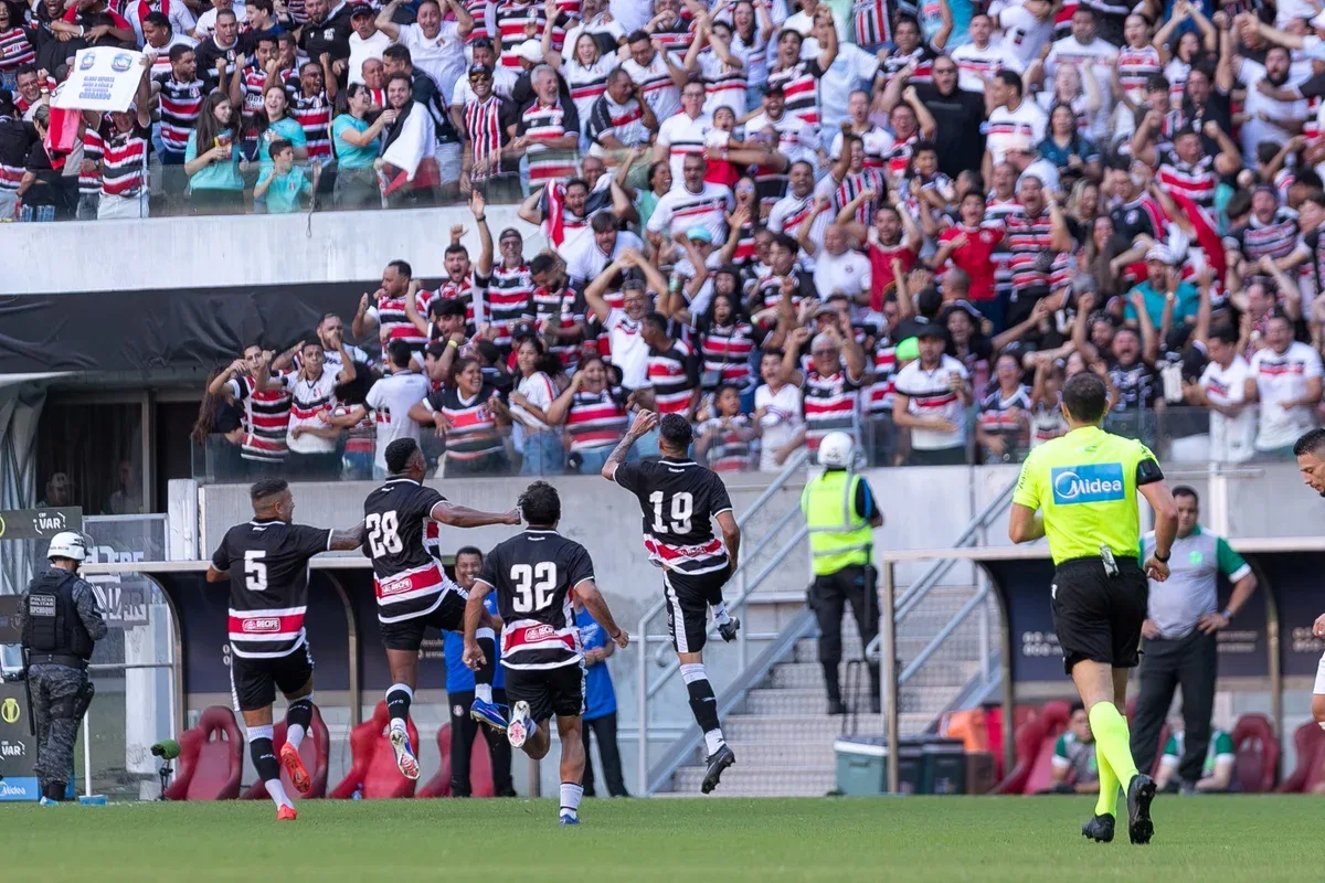 Santa Cruz supera anos de crise e garante retorno à Série B após nove anos