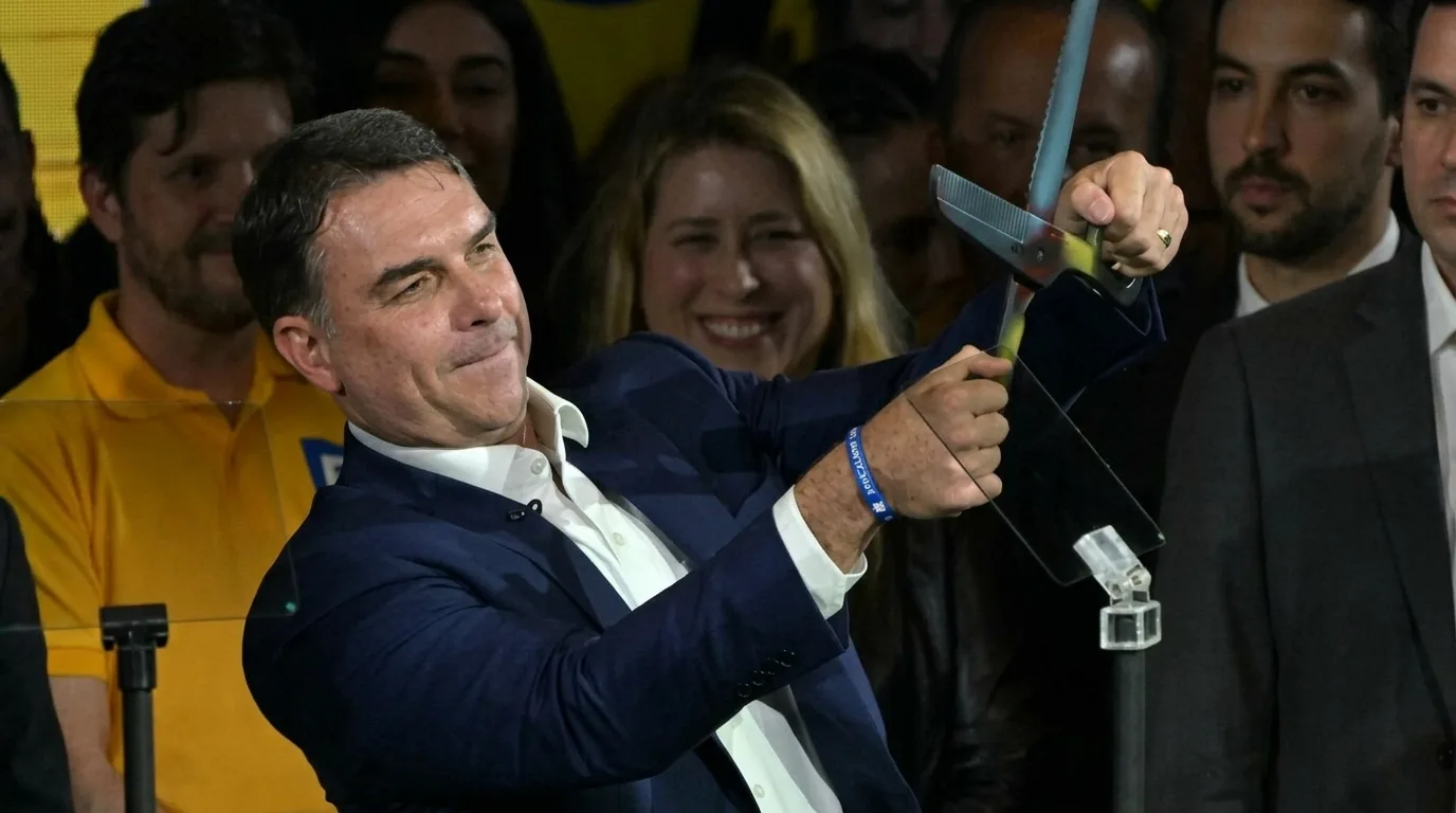 Tesouraço de Flávio Bolsonaro pode eliminar 2,2 milhões de empregos, aponta Dieese