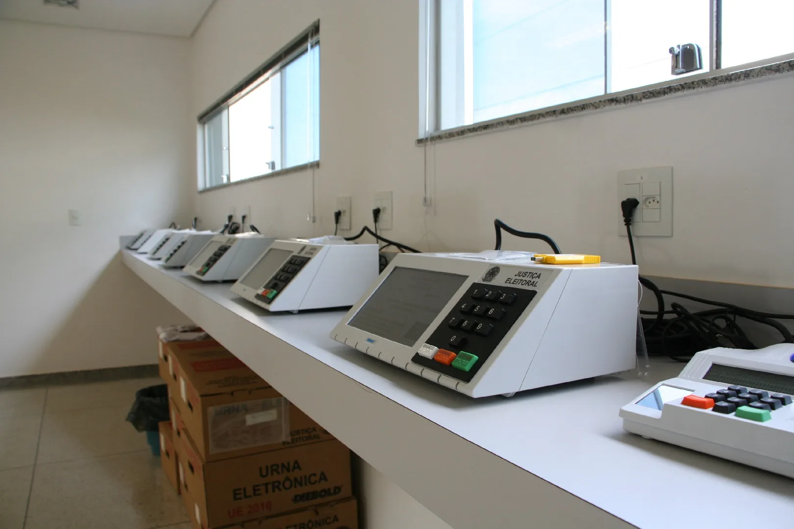 TRE inicia lacre das urnas eletrônicas para as eleições de 2026 no Ceará