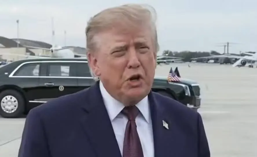 Trump comenta carta golpista de Flávio Bolsonaro e diz que não pretende se envolver no caso