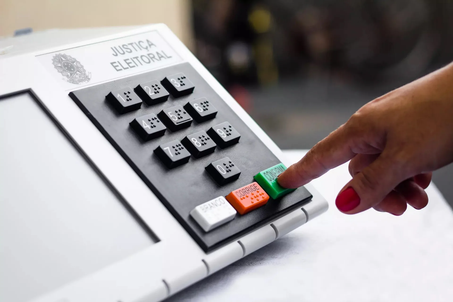 TSE pausa contagem dos votos após decisão que estendeu votação até as 19h