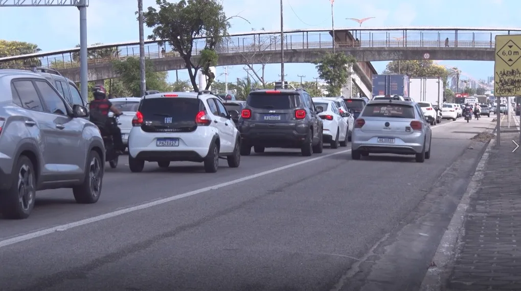 Usar acostamento para fugir de congestionamento gera multa e 7 pontos; veja as regras