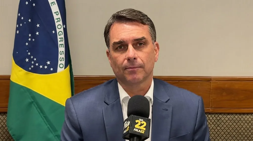 Flávio Bolsonaro volta a defender PEC alternativa ao fim da escala 6x1