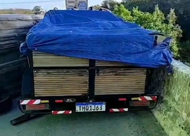 Carro tomba na BR-116 após pneu estourar e carrocinha é furtada em seguida