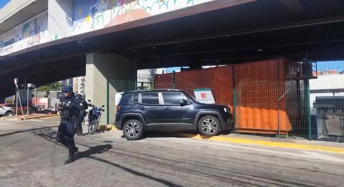 Carro perde controle e bate em estrutura de parada no Papicu, em Fortaleza
