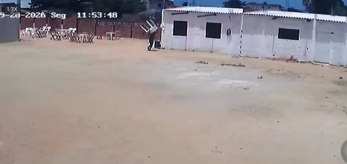 Homem é flagrado furtando mesas e cadeiras de igreja evangélica em Cascavel