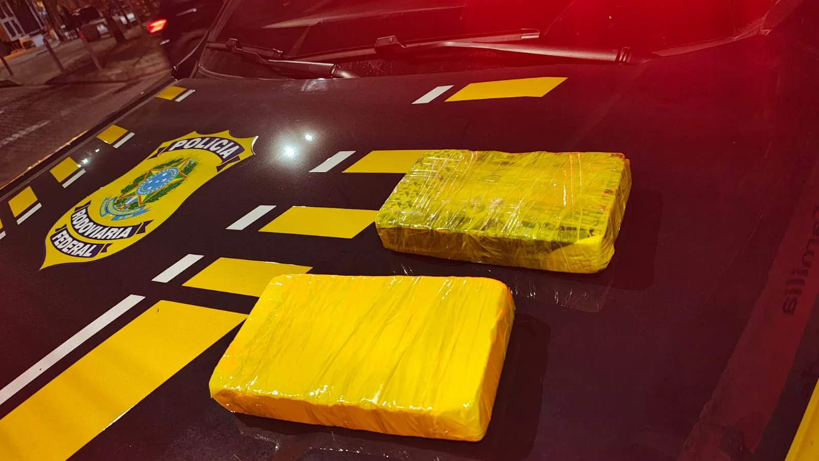 PRF prende mulher com 2 kg de cocaína em ônibus na BR-116, em Fortaleza
