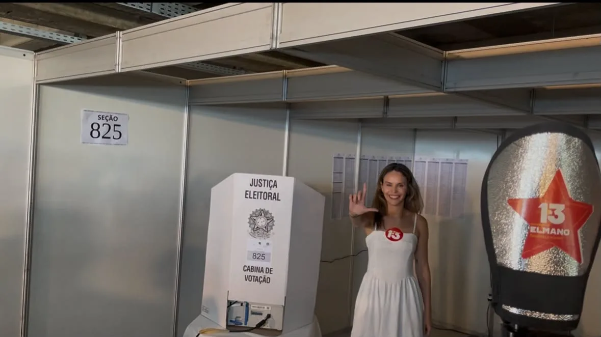 Gabriella Aguiar vota em Fortaleza e destaca campanha ao lado de Elmano
