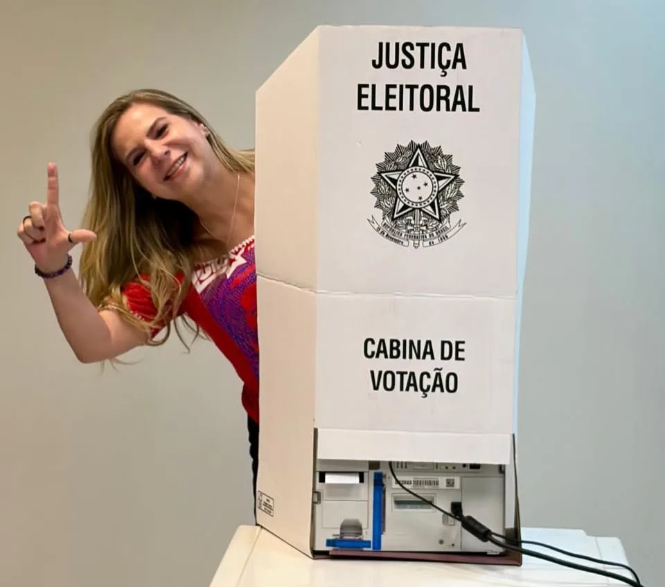 Luizianne Lins vota em Fortaleza no segundo turno das eleições 2026