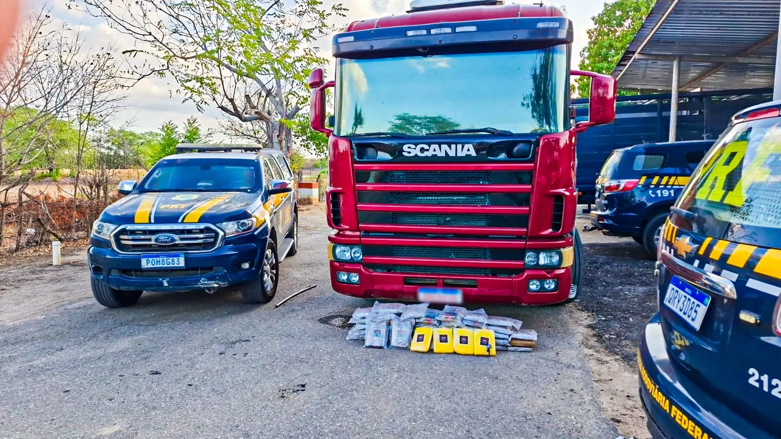PRF apreende 49 kg de skunk em caminhão na BR-020, em Canindé