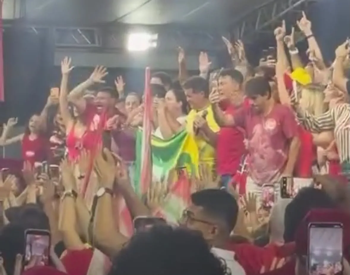 Evandro Leitão conduz Pai-Nosso e Ave-Maria em festa pela vitória de Lula em Fortaleza