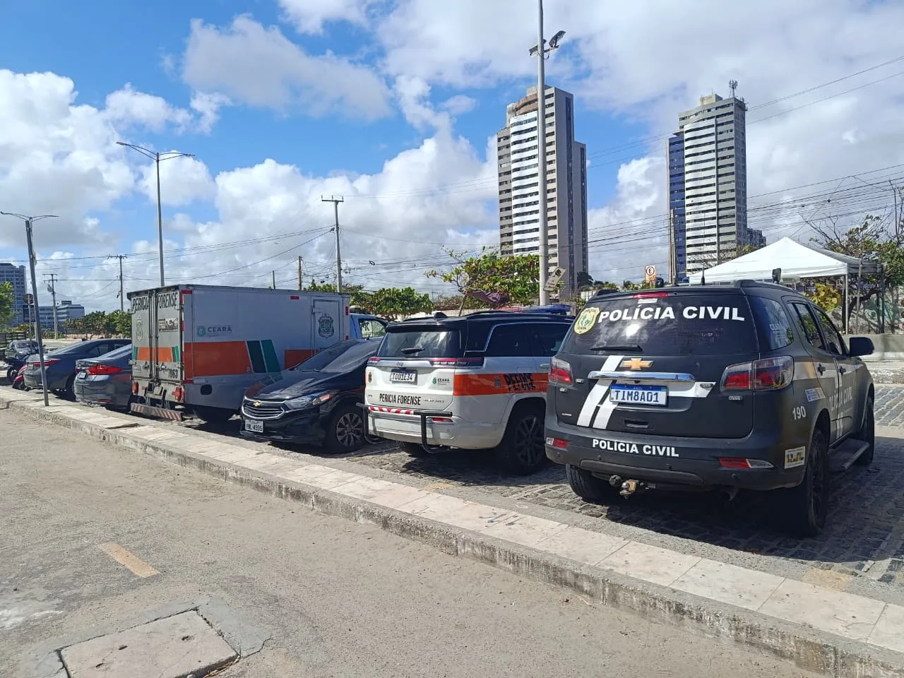 Mulher é encontrada morta ao lado de barracas na Praia do Futuro, em Fortaleza