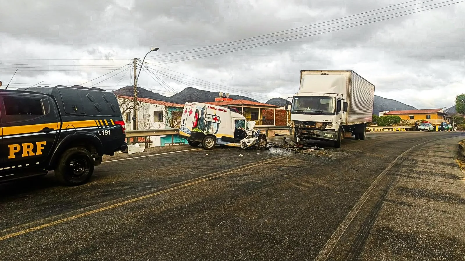 Colisão entre ambulância e caminhão deixa idosa morta e três feridos na BR-222, no Ceará