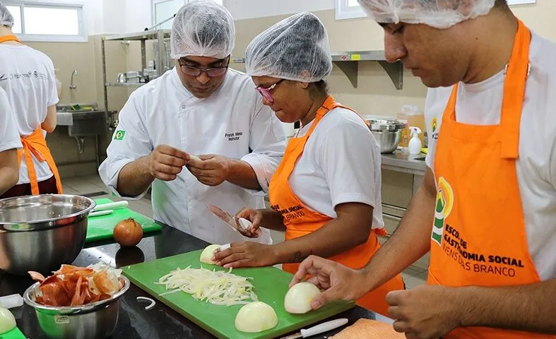 Escola de Gastronomia Social oferta 140 vagas gratuitas em cursos profissionalizantes presenciais