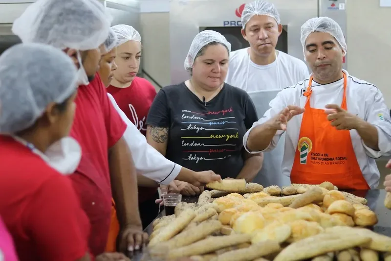 Escola de Gastronomia Social oferta 180 vagas em cursos presenciais e on-line para jovens, adultos e idosos