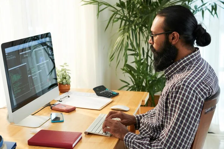 Empresa abre vagas para desenvolvedores e engenheiro de dados, 100% home office com salários de até R$ 14 mil.