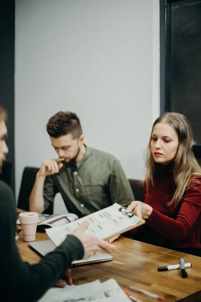 Pesquisa revela que 15% dos homens e 53% das mulheres dizem ter sofrido algum tipo de preconceito no ambiente de trabalho por terem filhos