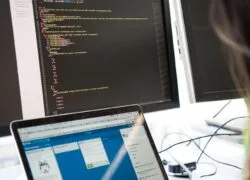 Empresa oferece curso de programação gratuito para pessoas de 40 anos ou mais