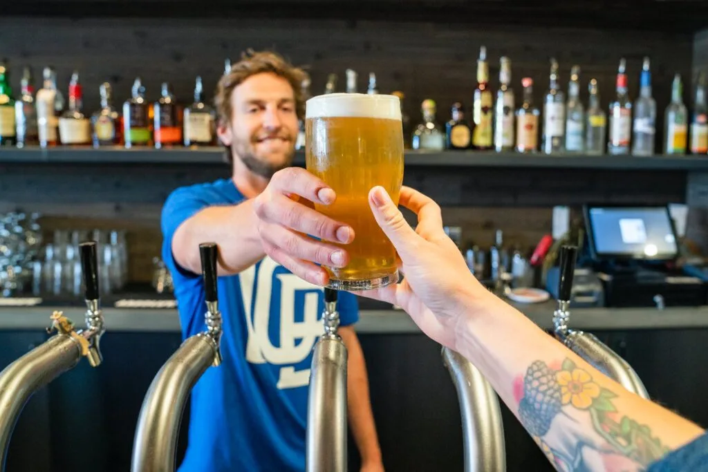 Oportunidade: Cervejaria abre vagas para primeiro emprego em diversas áreas