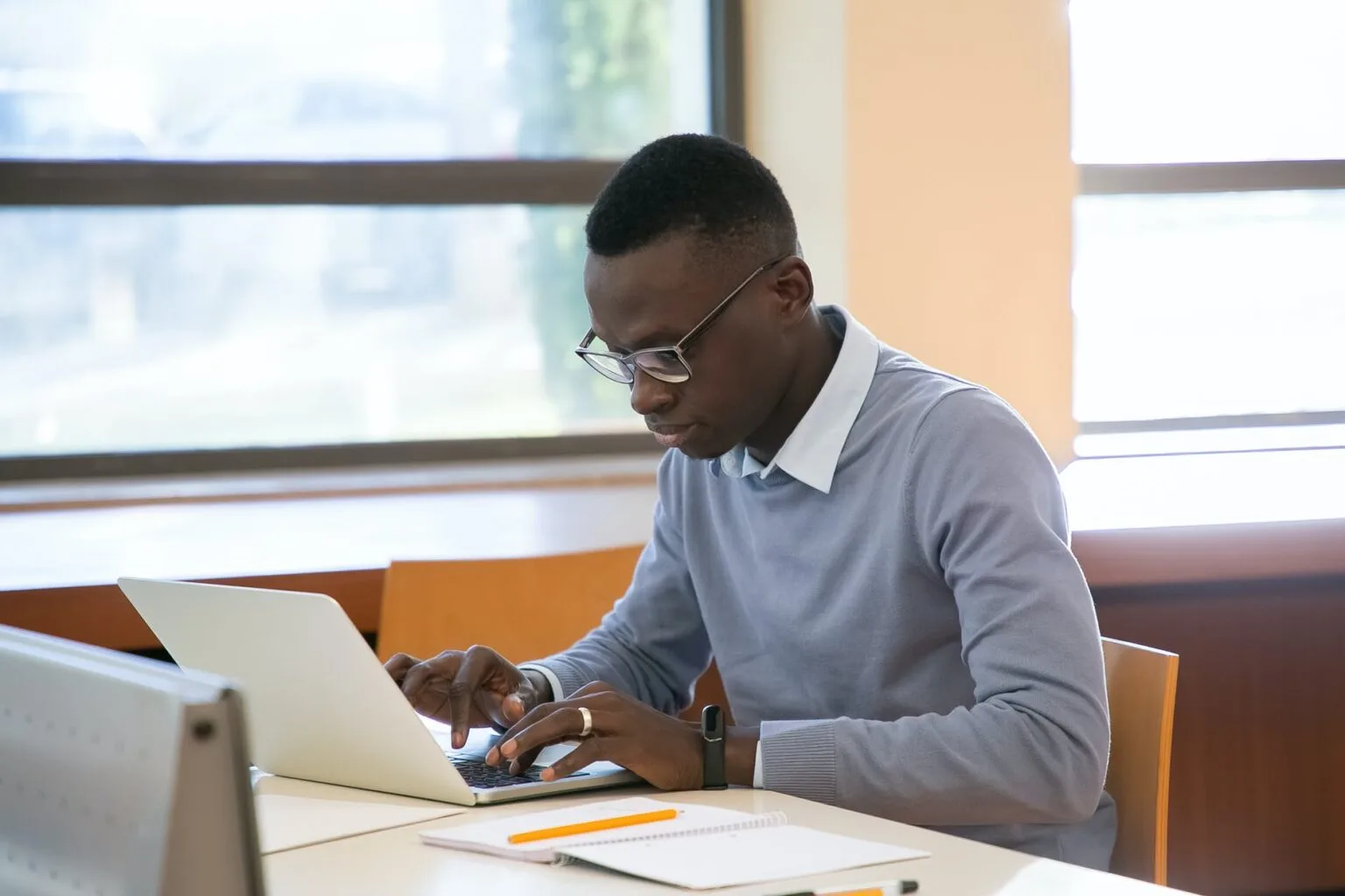 Programa de Estágio abre 750 vagas e 50% delas são exclusivas para estudantes negros