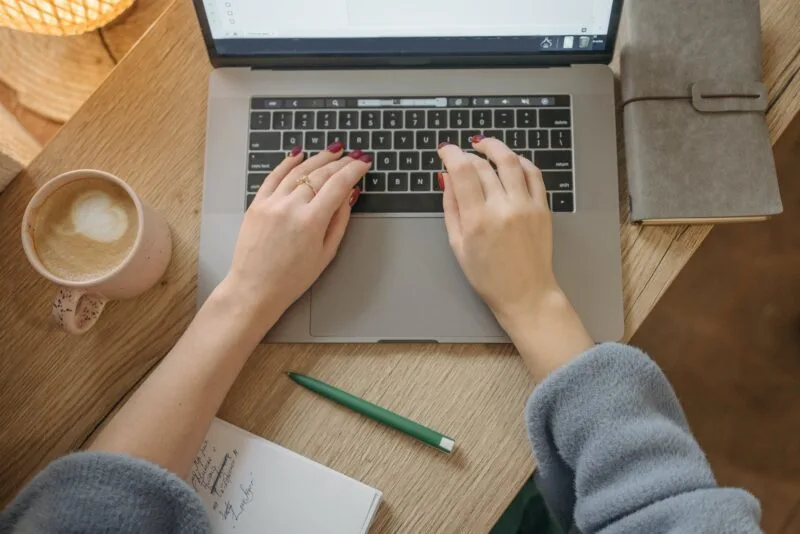 Empresa abre 16 vagas de estágio para atuação remota em programa de formação de profissionais de SEO, dados e marketing digital