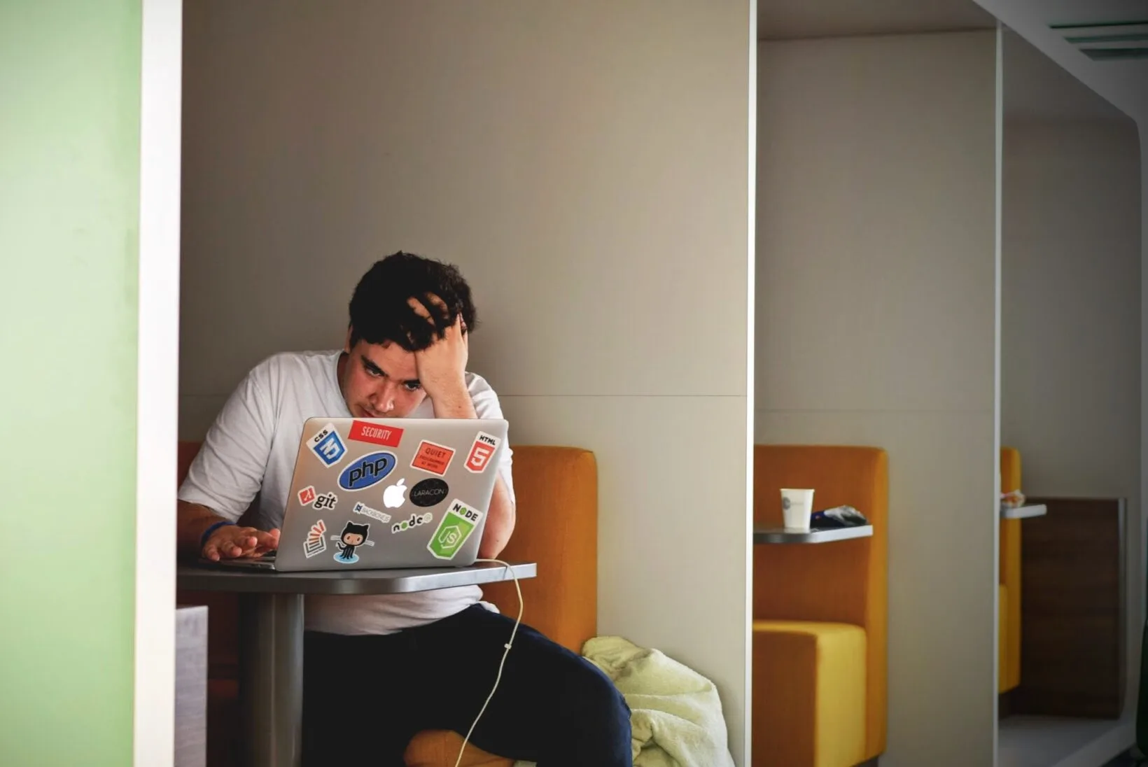 Pesquisa aponta que estar empregado deixa as pessoas mais felizes e tecnologia ajuda a achar o trabalho ideal