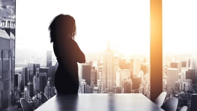 Mulheres se candidatam a menos empregos do que homens, mas são mais propensas a serem contratadas