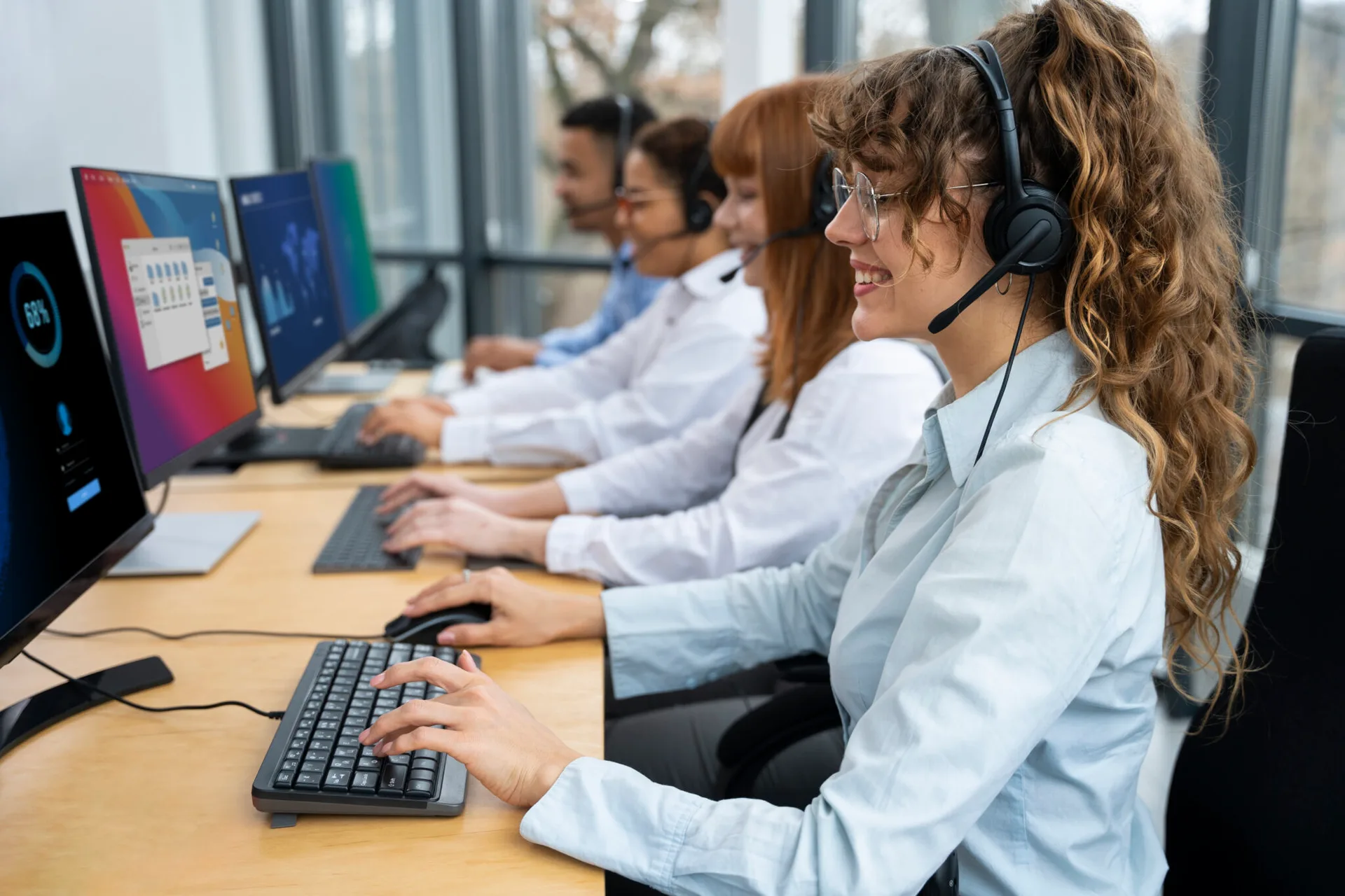 Setores comercial, administrativo, telemarketing e logística são os que mais concentram buscas por emprego entre jovens de 18 a 27 anos