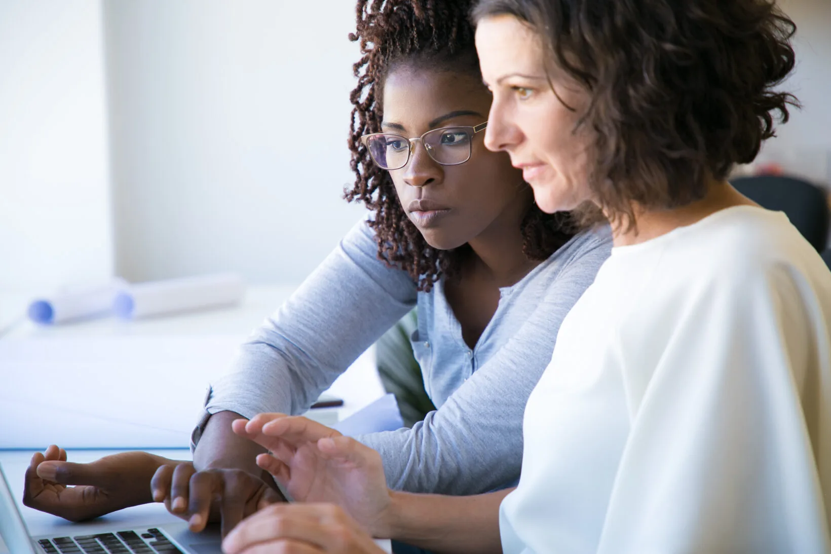 Programa com 1 mil vagas gratuitas vai impulsionar mulheres na tecnologia
